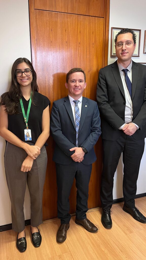 Maíra Amorim, Rodrigo Estacho e Camila Coelho em reunião sobre Azul linhas aéreas em Guarapuava